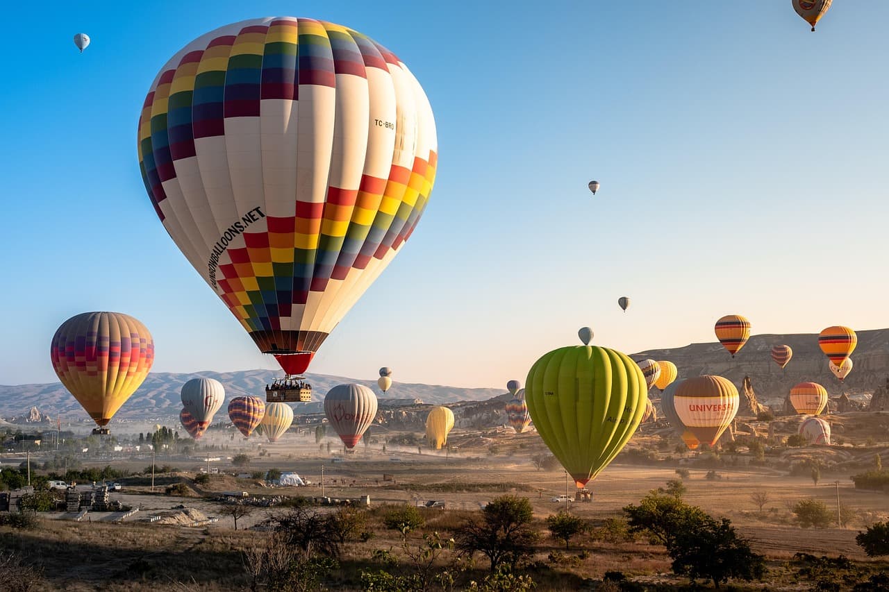 Montgolfières au lever du jour au-dessus de la Cappadoce