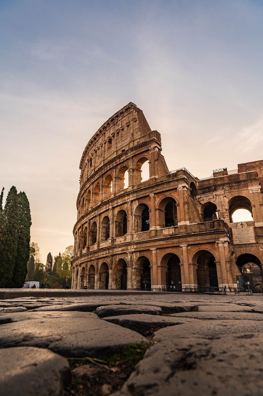 Le Colisée de Rome au lever du soleil
