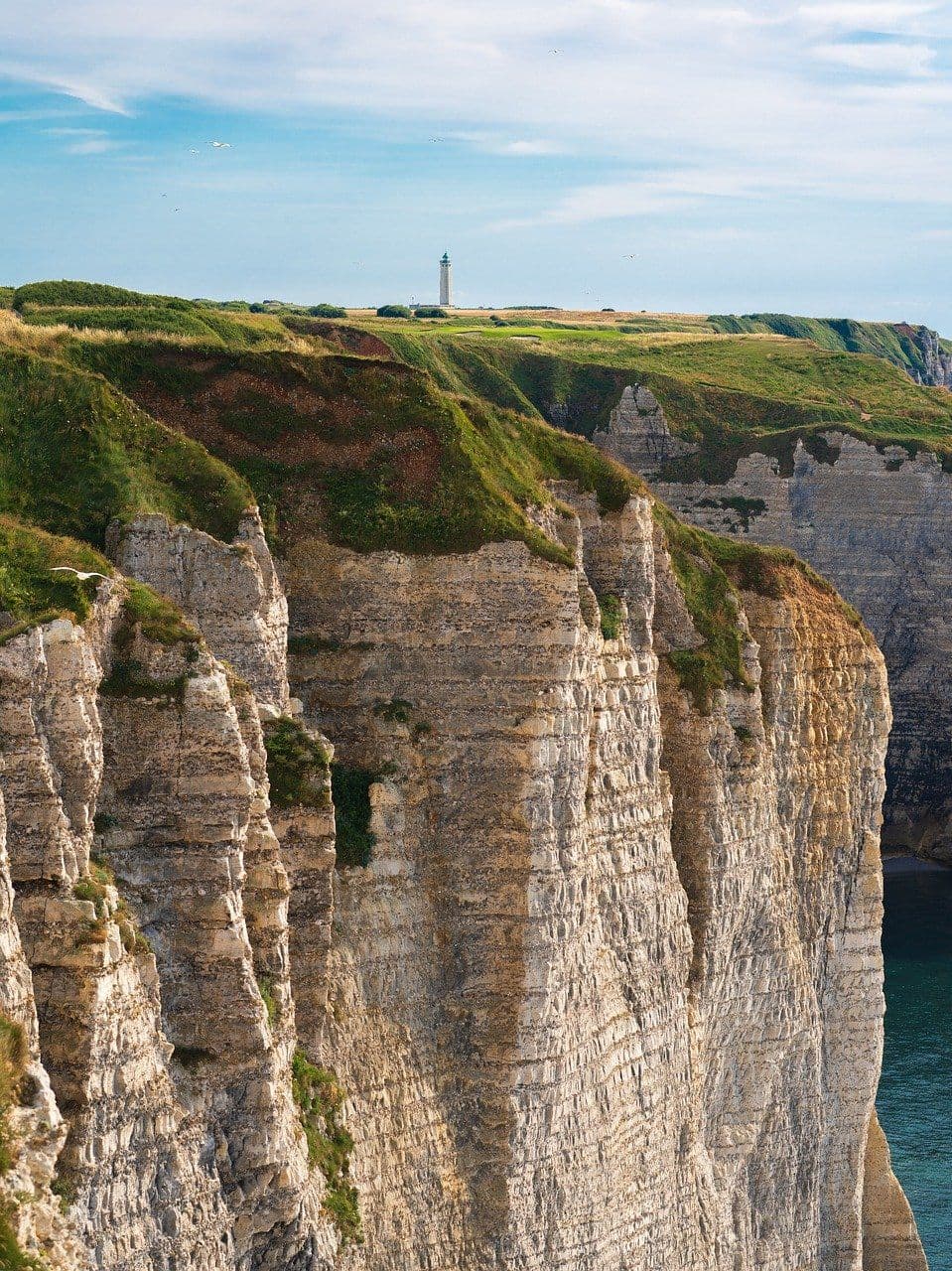 Falaises de craie surmontées d'un phare au bord de la mer