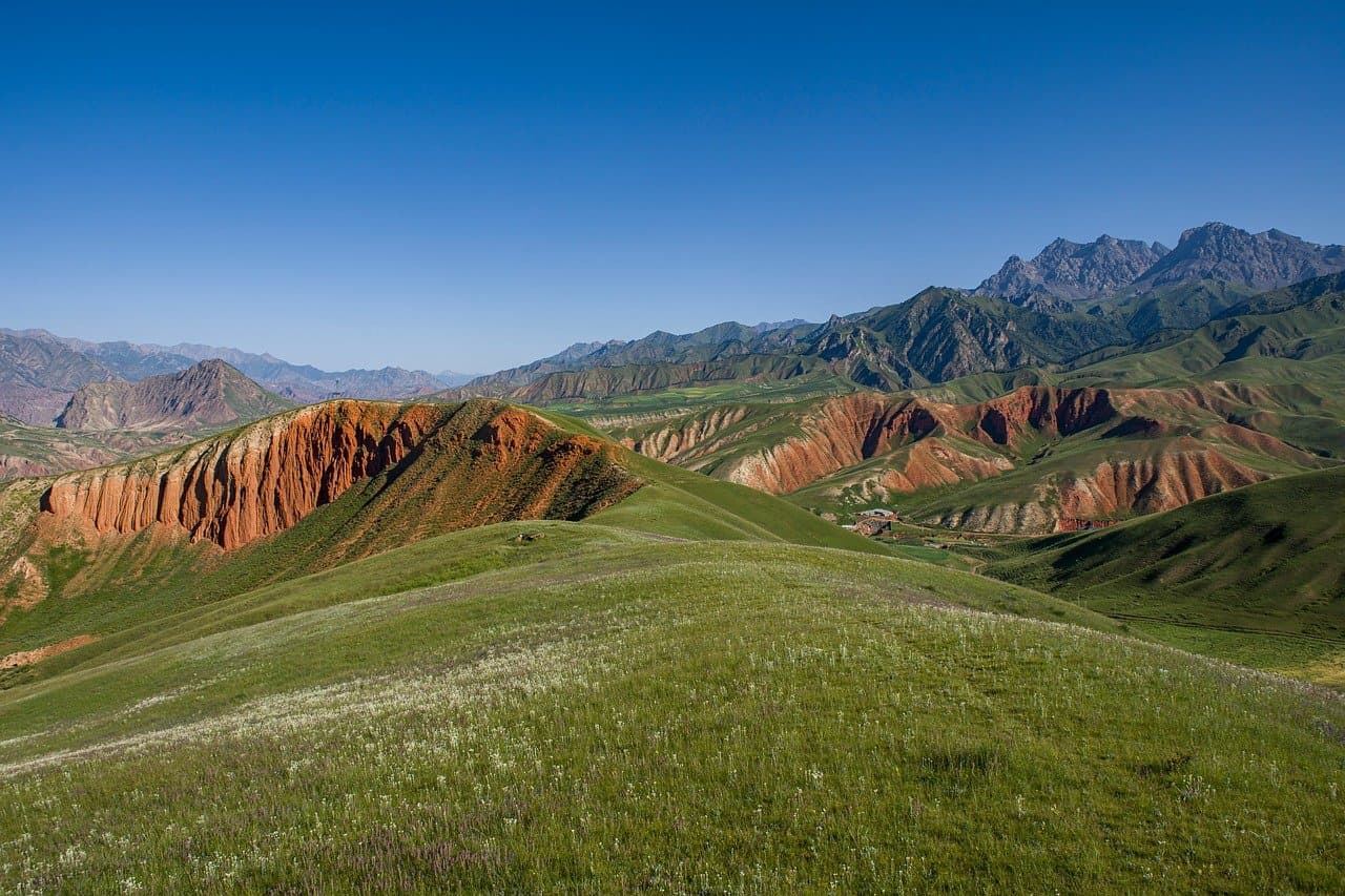 Vallées verdoyantes et montagnes colorées à perte de vue